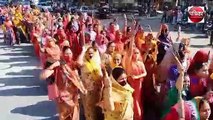 VIDEO : महिलाओं ने हाथों में बेलन लेकर निकाली रैली, जमकर किया प्रदर्शन
