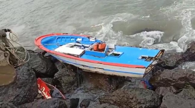 Kayığı alabora olan amatör balıkçı son anda kurtuldu