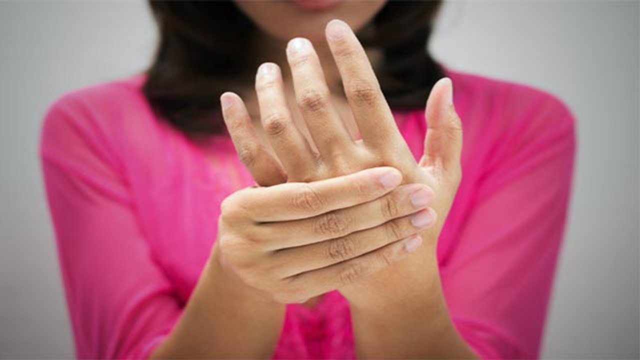 हाथो में कंपन, शरीर में अकड़न Parkinson's Disease Symptoms पता लगने पर तुरंत कराए जांच | Boldsky