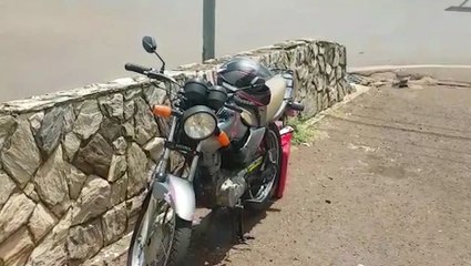 Jovem fica ferida após bater moto contra caminhonete no viaduto do XIV de Novembro