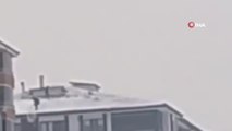 14 katlı binada tehlikeli kar temizliği