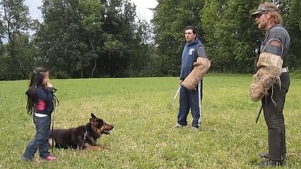 Dieser Hund liebt sein junges Frauchen. Er tut alles, um sie zu beschützen.