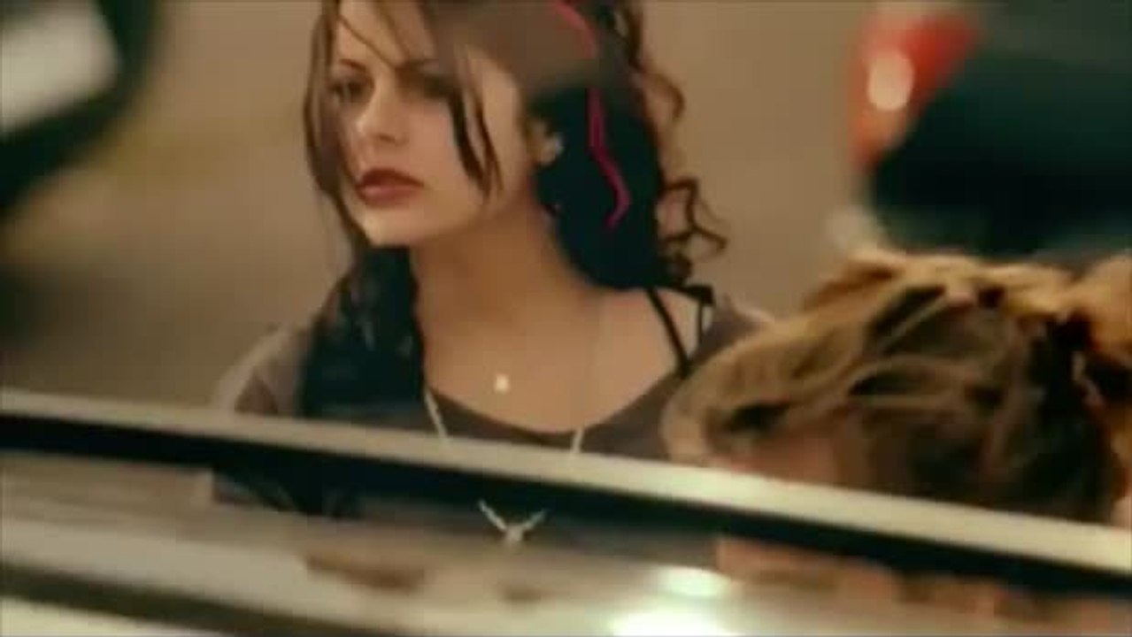 Dieser Hund, der im geschlossenen Auto zurückgelassen wird, leidet unter der Hitze. Wie werden die Leute reagieren?