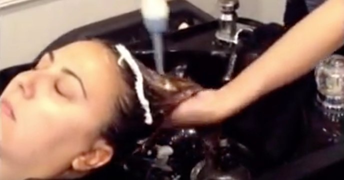Was ihr der Frisör statt Shampoo auf den Kopf kippt, lässt ihr das Lachen vergehen