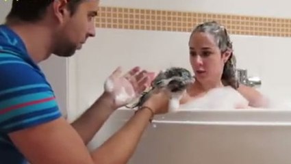 Er lässt sie glauben, dass ihr die Haare ausfallen … Ihre Reaktion ist total lustig!