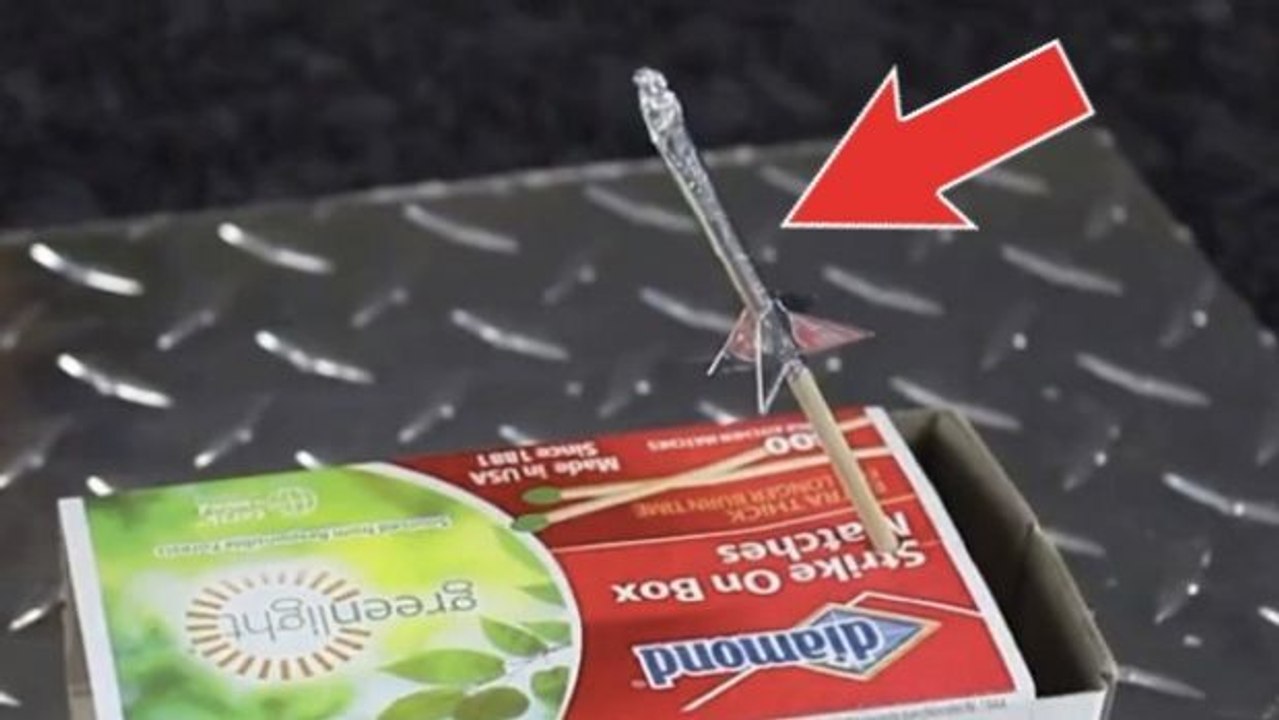 Mit Streichhölzern macht er beeindruckende Raketen. Sie werden es nicht glauben.