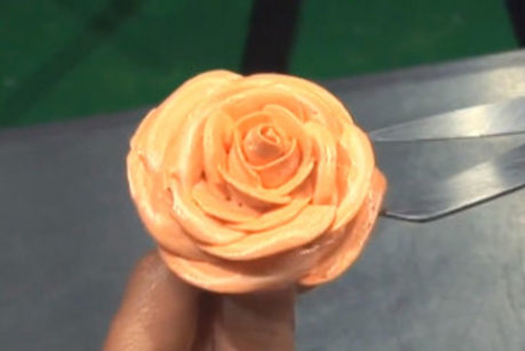 So können Sie eine Rose mit Buttercreme machen, um Ihre Kuchen zu dekorieren.