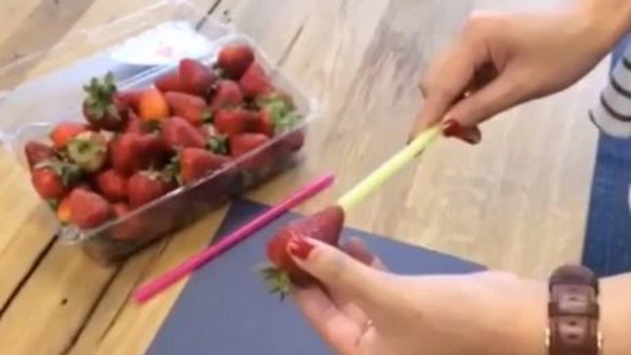 Sie wollen Erdbeeren entstielen, ohne sie zu schneiden? Dann ist dieser Trick ist für Sie.