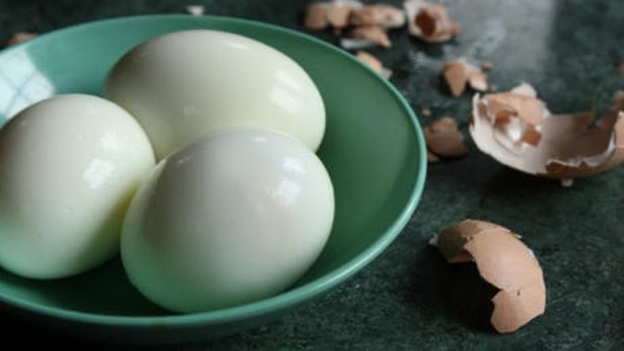 Dies ist die einfachste Art, die Schale eines gekochten Eis zu entfernen.