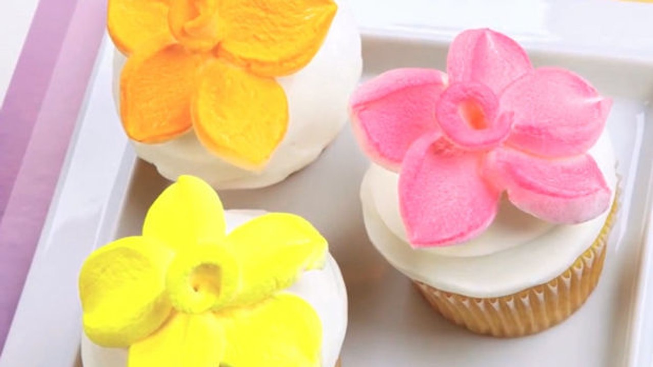 Probieren sie diese marshmallow-blumen zur kuchenverzierung aus! ganz simpel und sehr lecker!