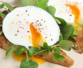 Mit diesem Tipp bekommen Sie ein pochiertes Ei auf Anhieb hin.