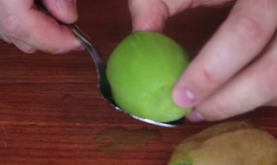 Sie wissen nie, wie Sie eine Kiwi schälen sollen? Dieser Tipp wird Ihnen helfen.