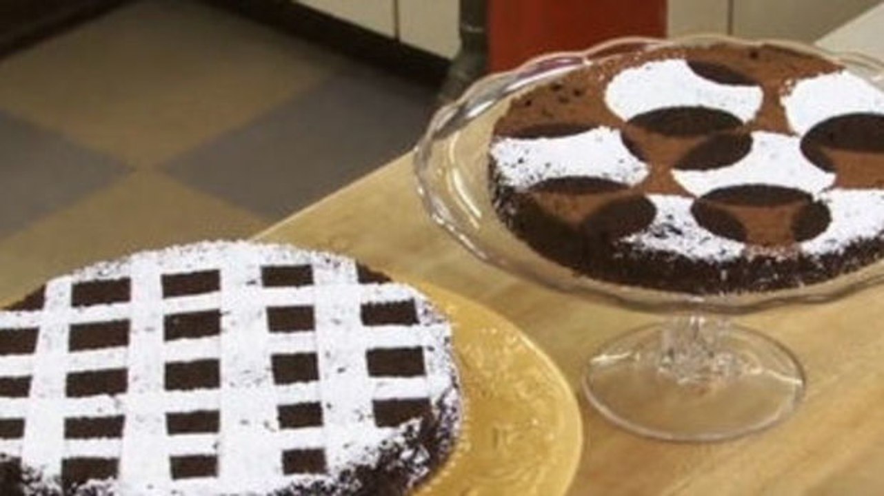 Kuchen verzieren mit Puderzucker und Schablonen