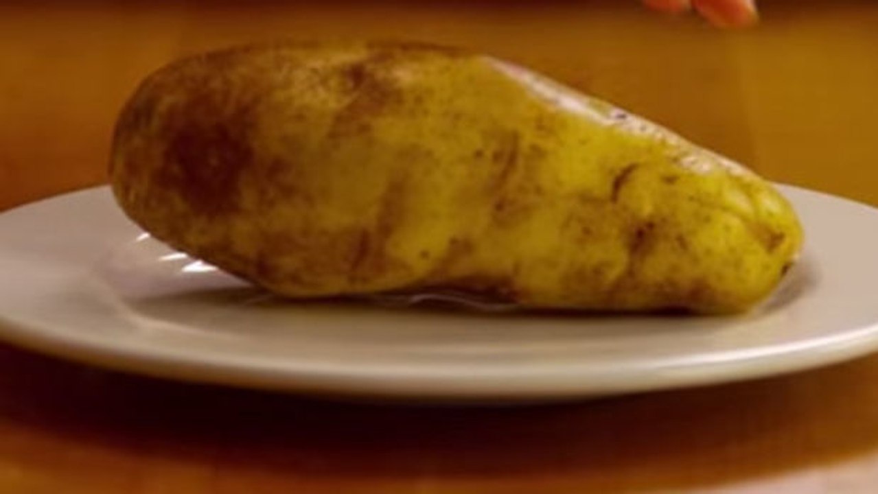 So garen Sie eine Kartoffel in wenigen Sekunden, ganz ohne Wasser.