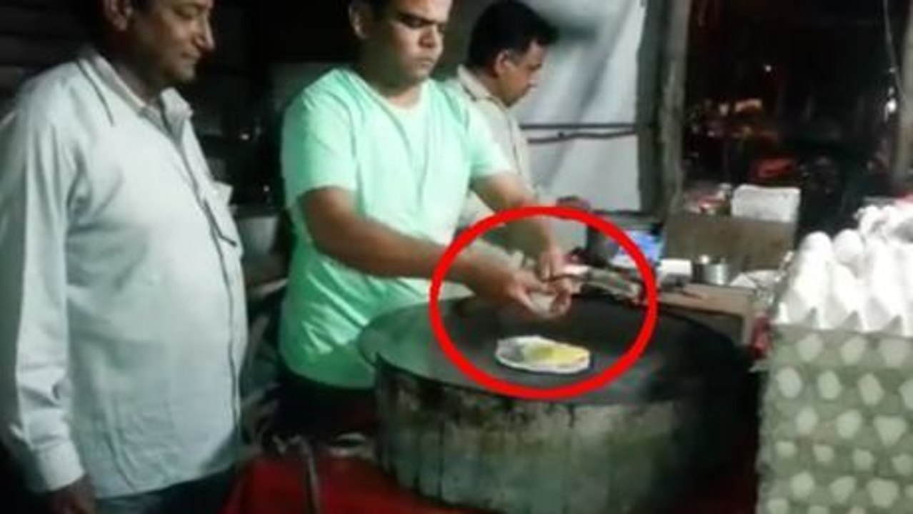 Dieser Straßenhändler hat eine große Überraschung erlebt, als er Eier aufschlug.