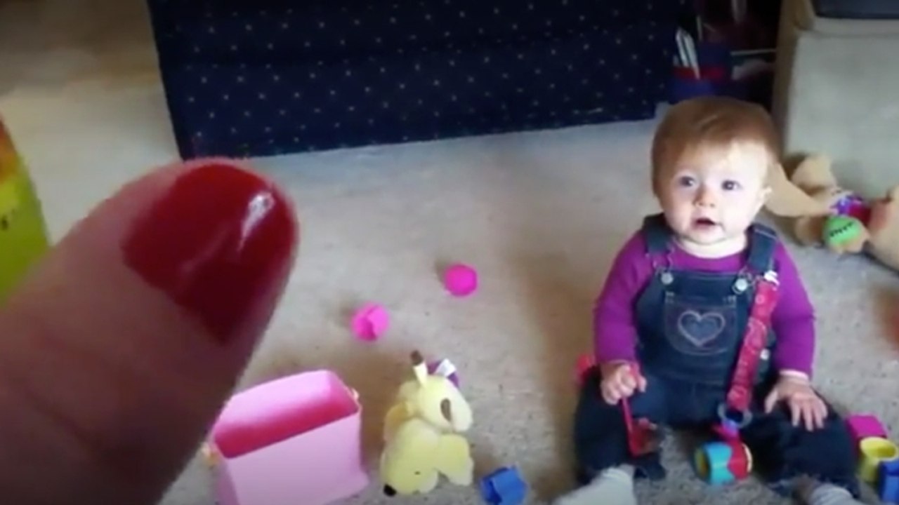 Baby außer Rand und Band, weil Mutter beginnt zu blasen