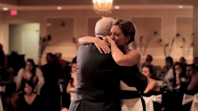 Vor ihrer Hochzeit verstirbt ihr Vater. Trotzdem hat sie einen Vater-Tochter-Tanz