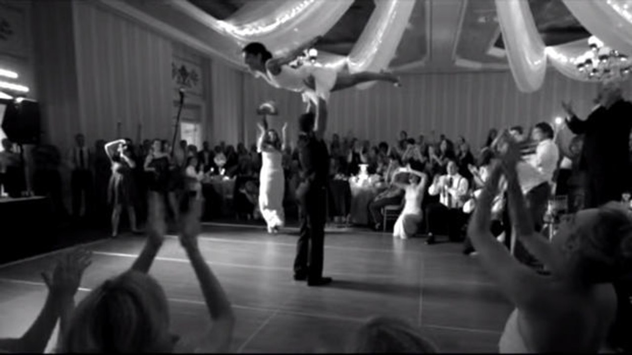 Dieses Brautpaar eröffnet den ersten Tanz. Doch keiner der Hochzeitsgäste hat das hier erwartet.
