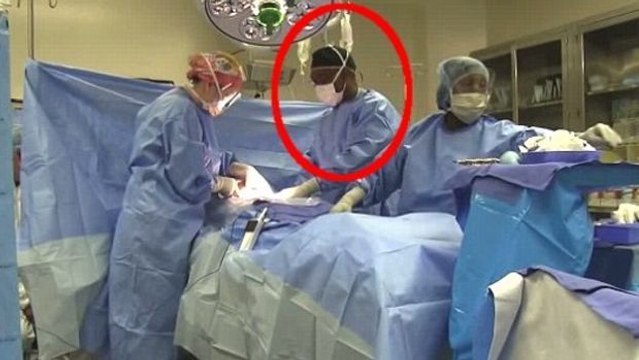 Ein Gynäkologe begrüßt jedes Neugeborene mit einem sehr besonderen Ritual. Hier die rührenden Bilder.