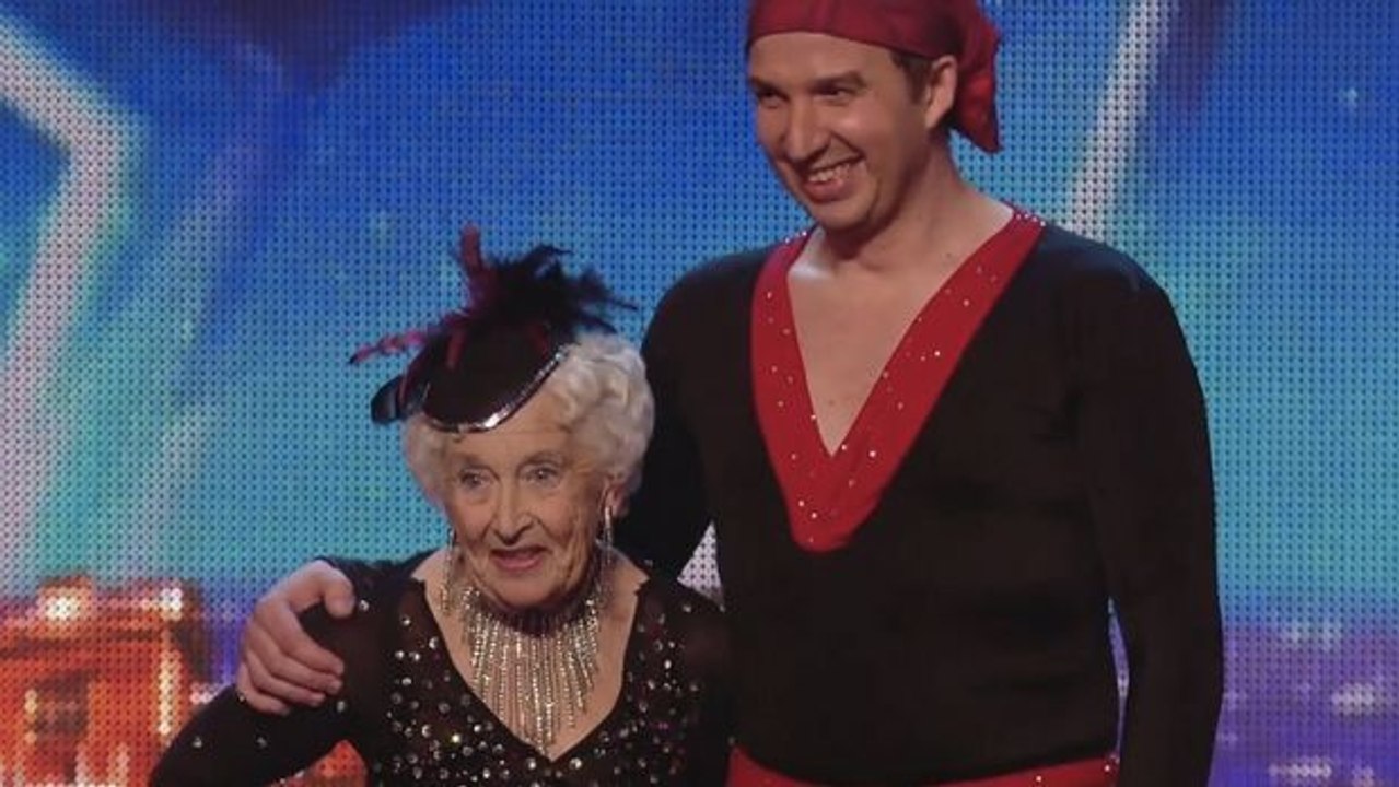 Der feurige Tanz dieser älteren Dame wird Sie fesseln! Ein unglaubliches Talent.