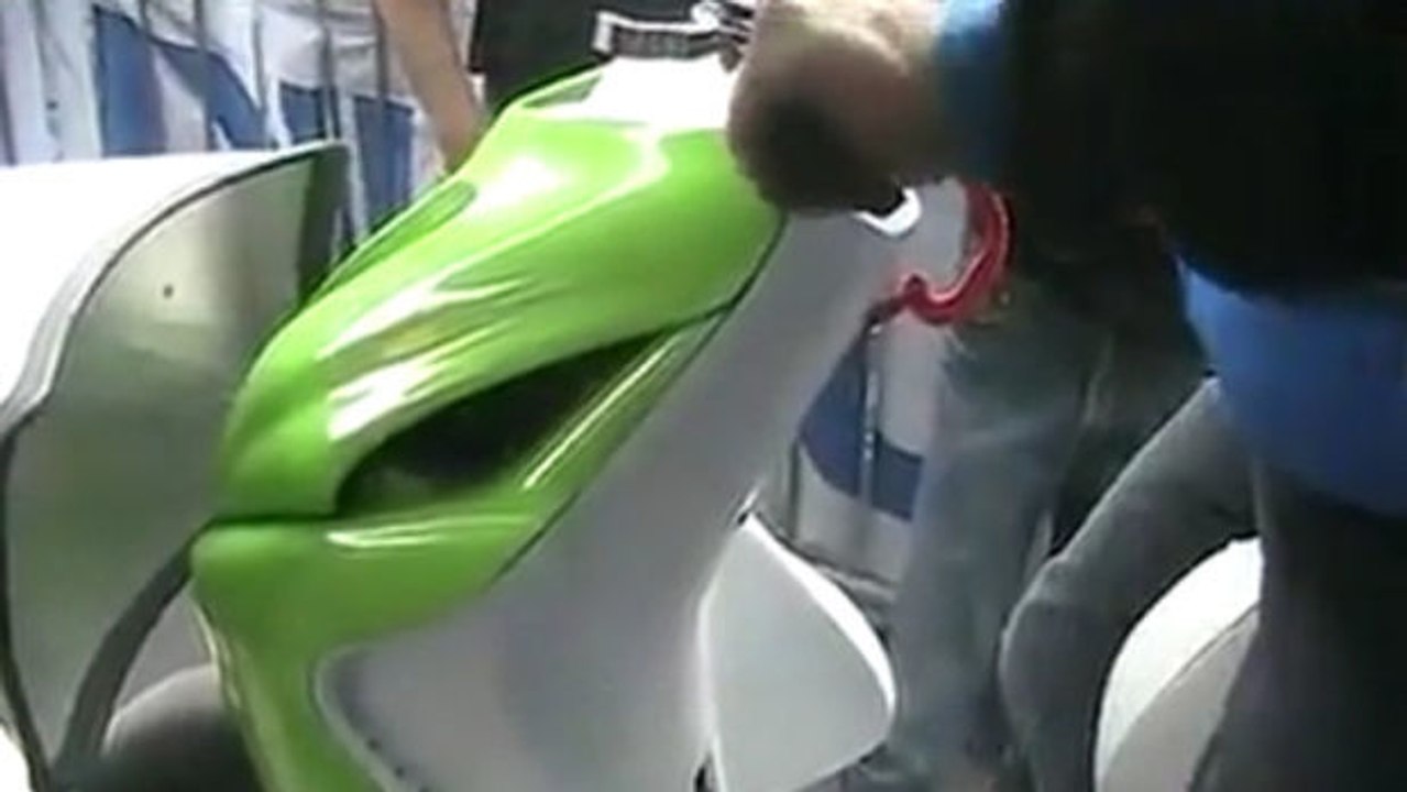 Polizisten testen, was eine frisierter Motorroller alles so kann. Beeindruckend!
