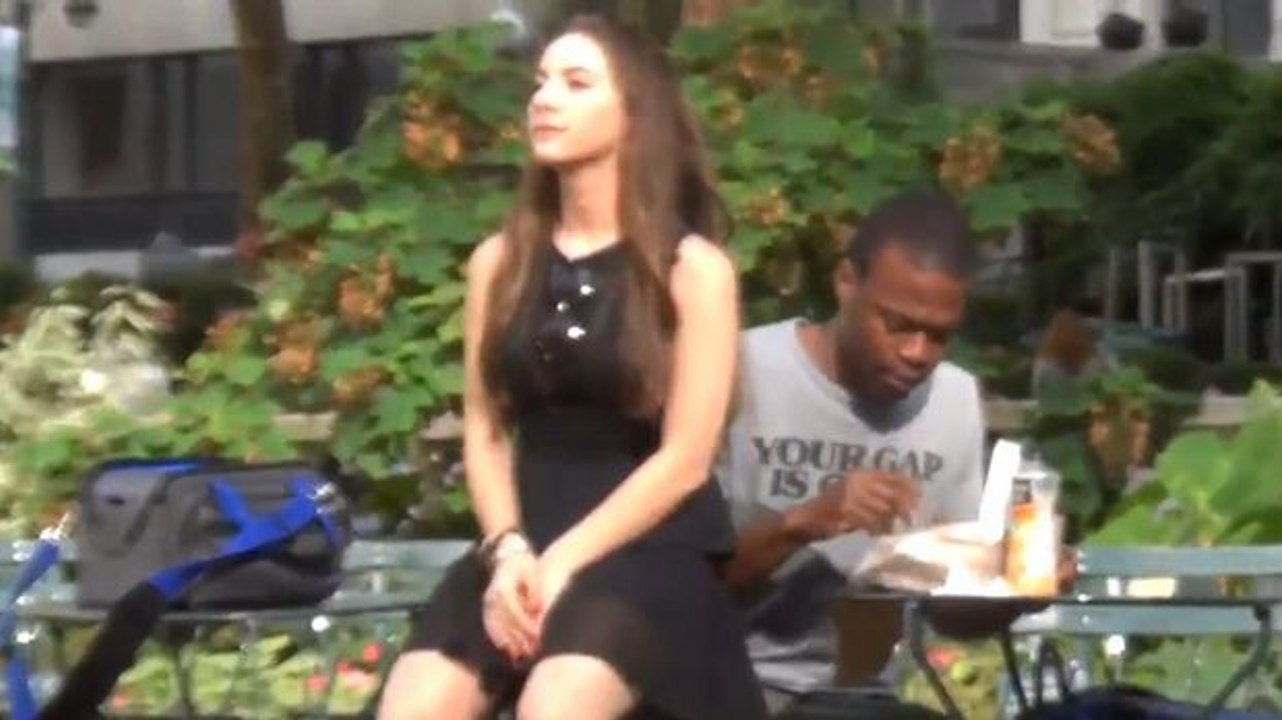 Eine Frau setzt sich einfach so auf den Schoß von Passanten und macht alle sprachlos!