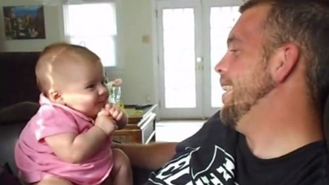 Dieses kleine Mädchen ist erst 2 Monate alt. Doch für dieses Alter kann sie schon die schönsten Dinge sagen.