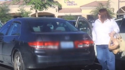 Ein unechtes Baby wird bei brütender Hitze in ein Auto gesperrt, um zu überprüfen, ob die Leute stehen bleiben. Eine alarmierende Feststellung!