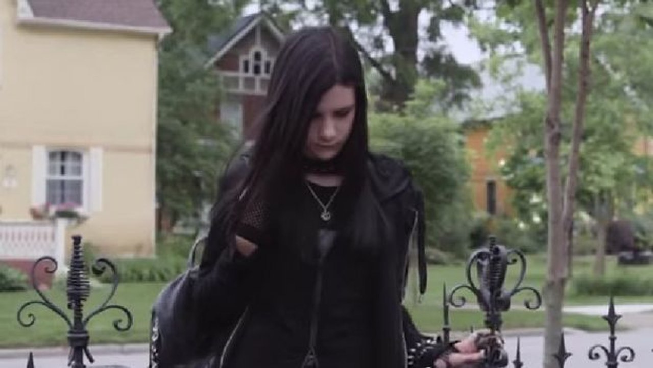 Von allen zurückgewiesen erlebt dieses junge Gothic-Mädchen eine schöne Überraschung!