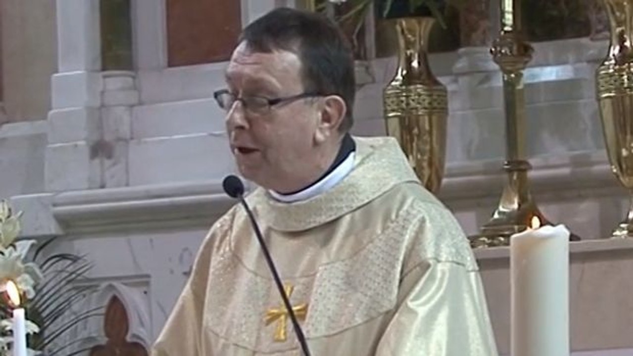 Während dieser Eheschließung bereitete der Pfarrer dem Brautpaar eine Überraschung. Das werden Sie nicht glauben.