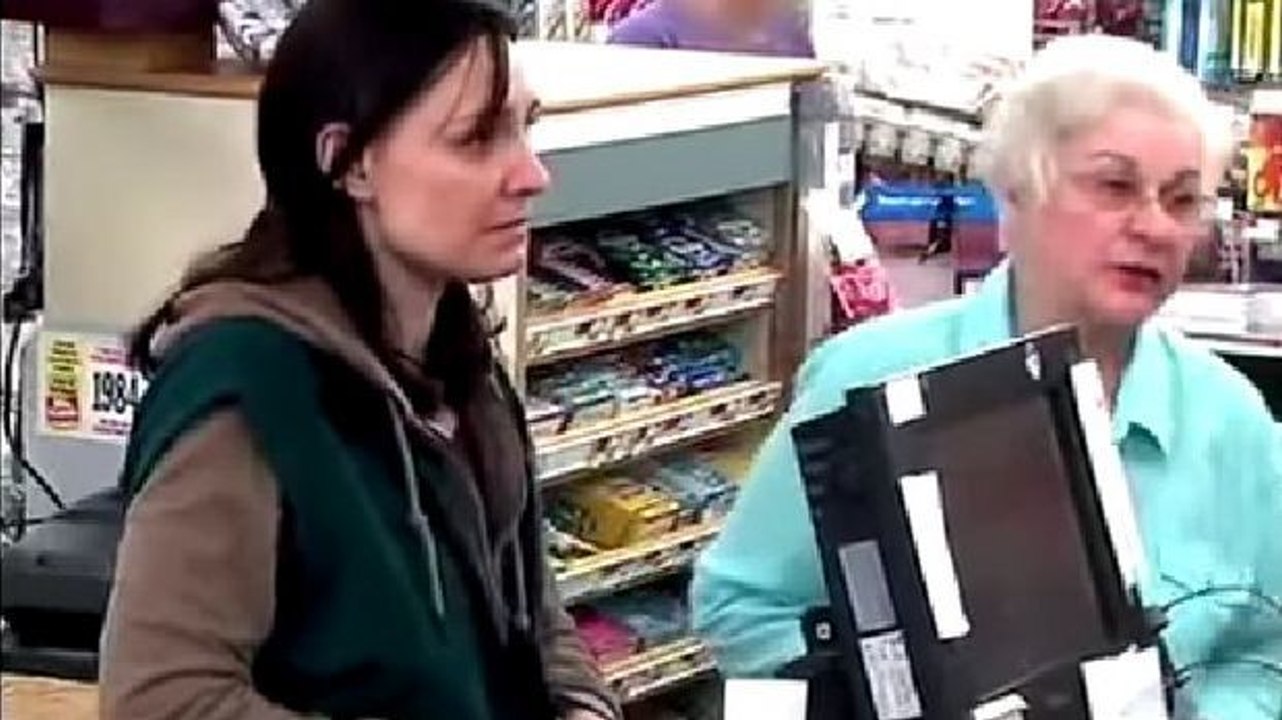 Als Mutter von 4 Kindern kann diese Frau im Supermarkt nicht bezahlen. Werden die anderen Kunden ihr wohl helfen?