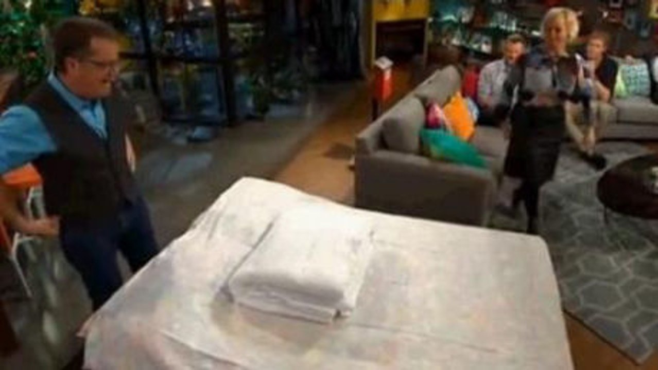 Wie kann man in weniger als einer Minute eine Decke in einen Bettbezug hineinstecken?