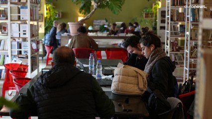 Los cortes de luz transforman las cafeterias de Beirut en oficinas