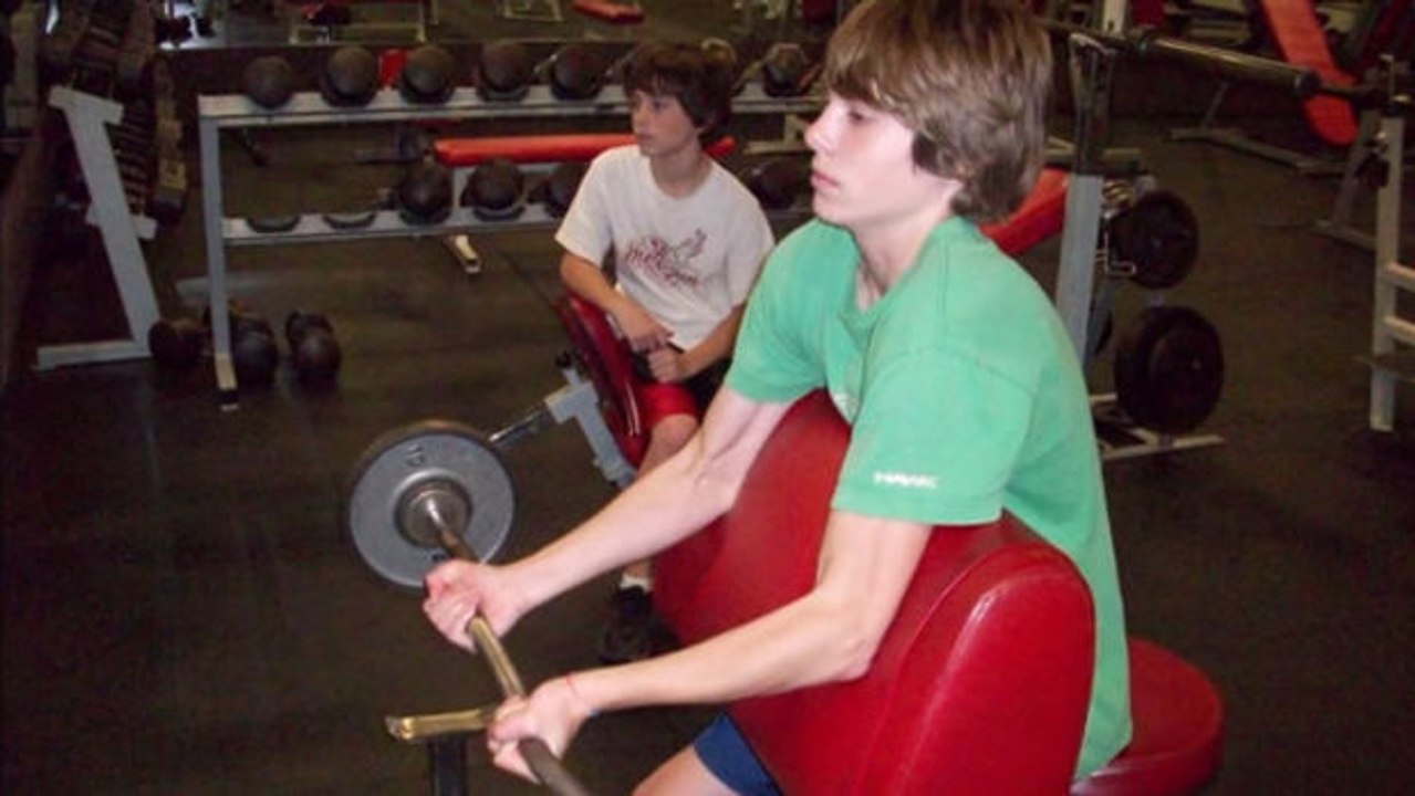 Der Junge wird für seinen Körper gehänselt, 4 Jahre später sieht er unglaublich aus