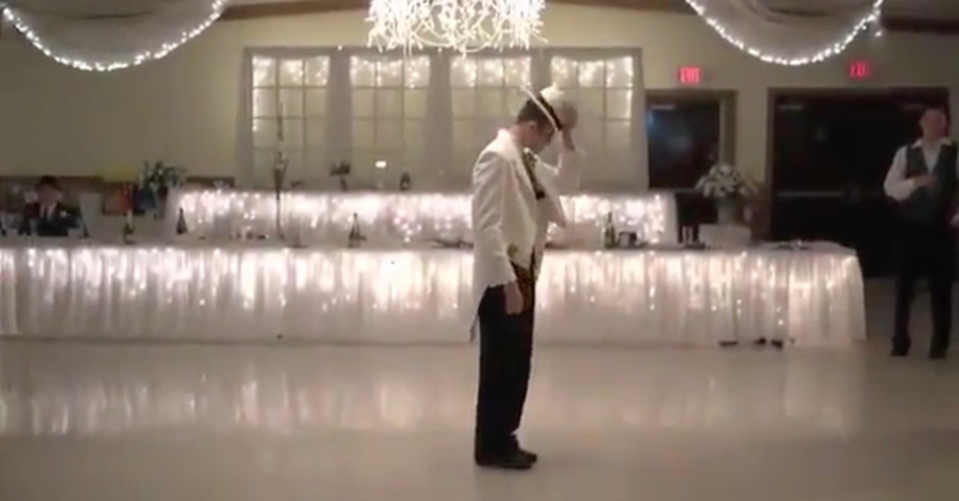 Der Bräutigam betritt die Tanzfläche. Was er dann macht, überrascht seine Gäste völlig