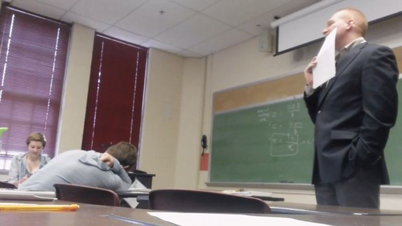 Diese Schüler spielen ihrem Lehrer den besten Streich des Jahres!