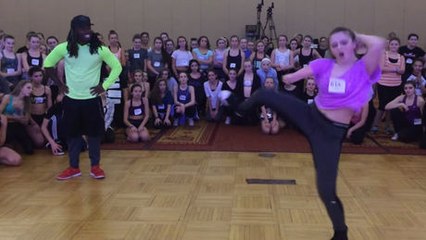 Dieses junge behinderte Mädchen beginnt zu tanzen und selbst der Choreograf von Usher staunt darüber.