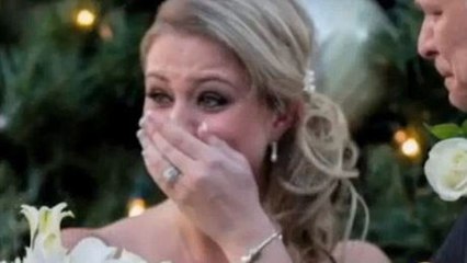 Ein Überraschungsgast bringt die Braut vor Glück zum Weinen.