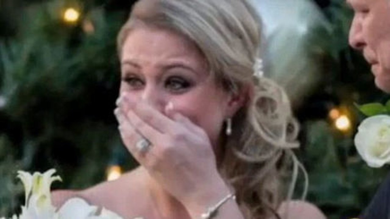 Ein Überraschungsgast bringt die Braut vor Glück zum Weinen.