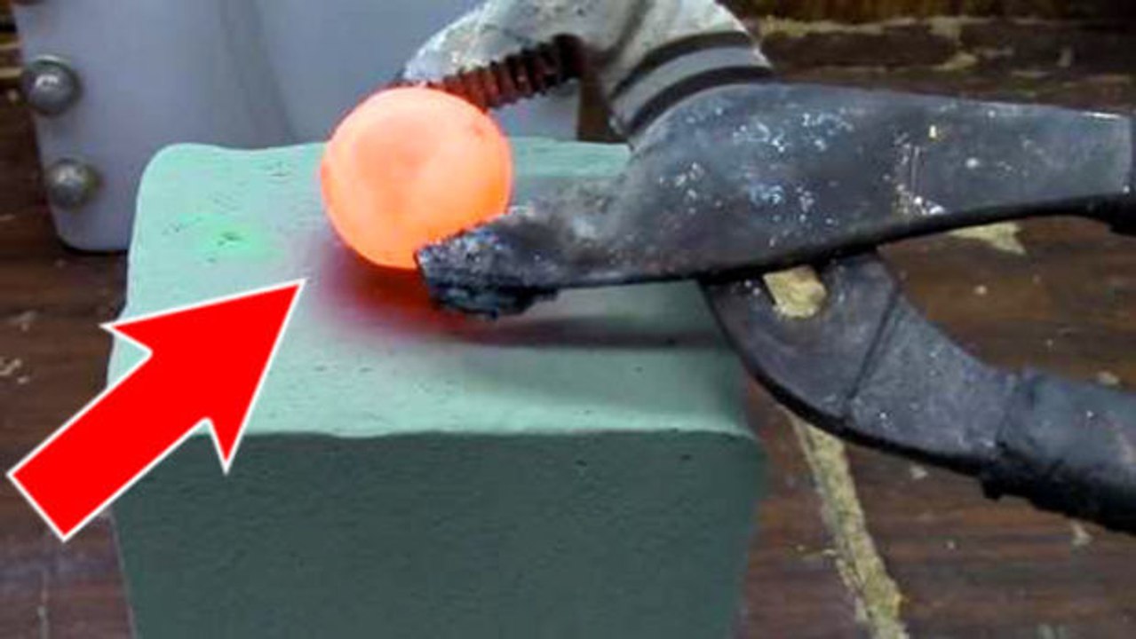 Was passiert, wenn man eine heiße Metallkugel auf Steckschaum legt?