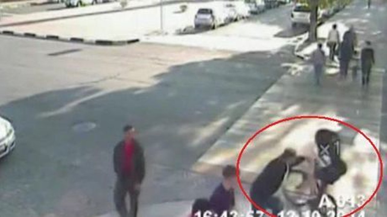 Dieser Mann reißt diese Frau vom Fahrrad, was ihr das Leben rettet. Ihr werdet niemals erraten warum