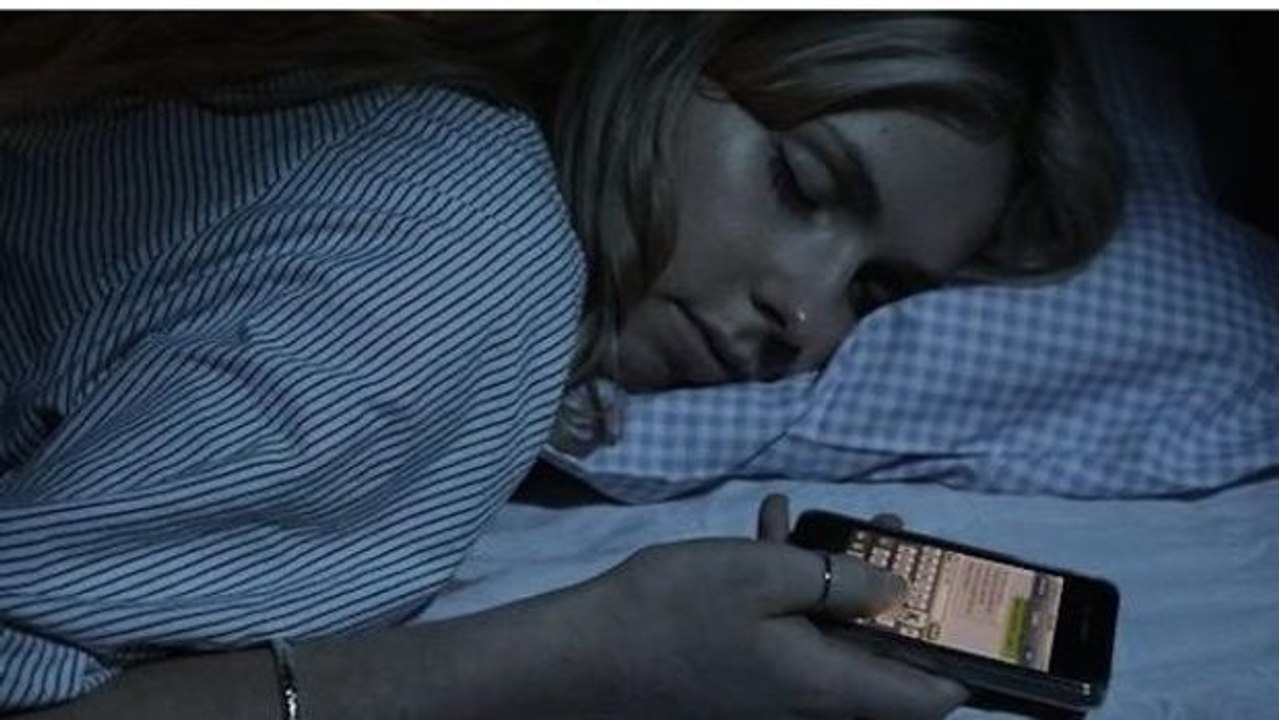 Neben Ihrem Handy schlafen: Warum Sie das lassen sollten.
