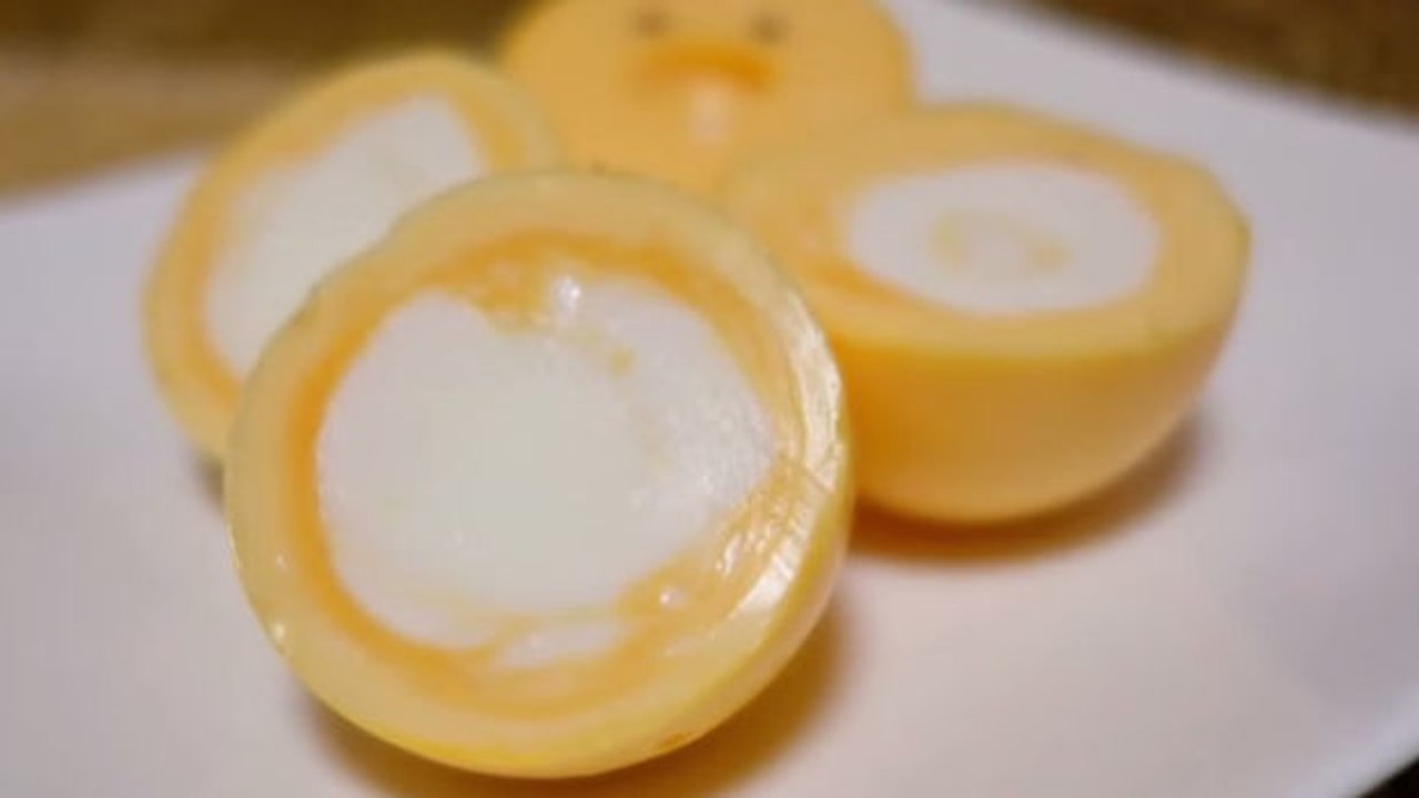 So könnt ihr hartgekochte Eier machen, die alle total verblüffen!