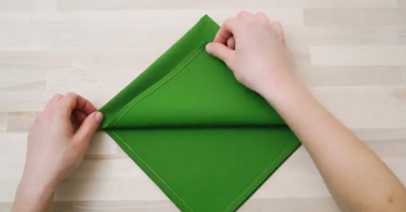 Für den Weihnachtstisch: Was sie aus einer Serviette faltet, ist genial!