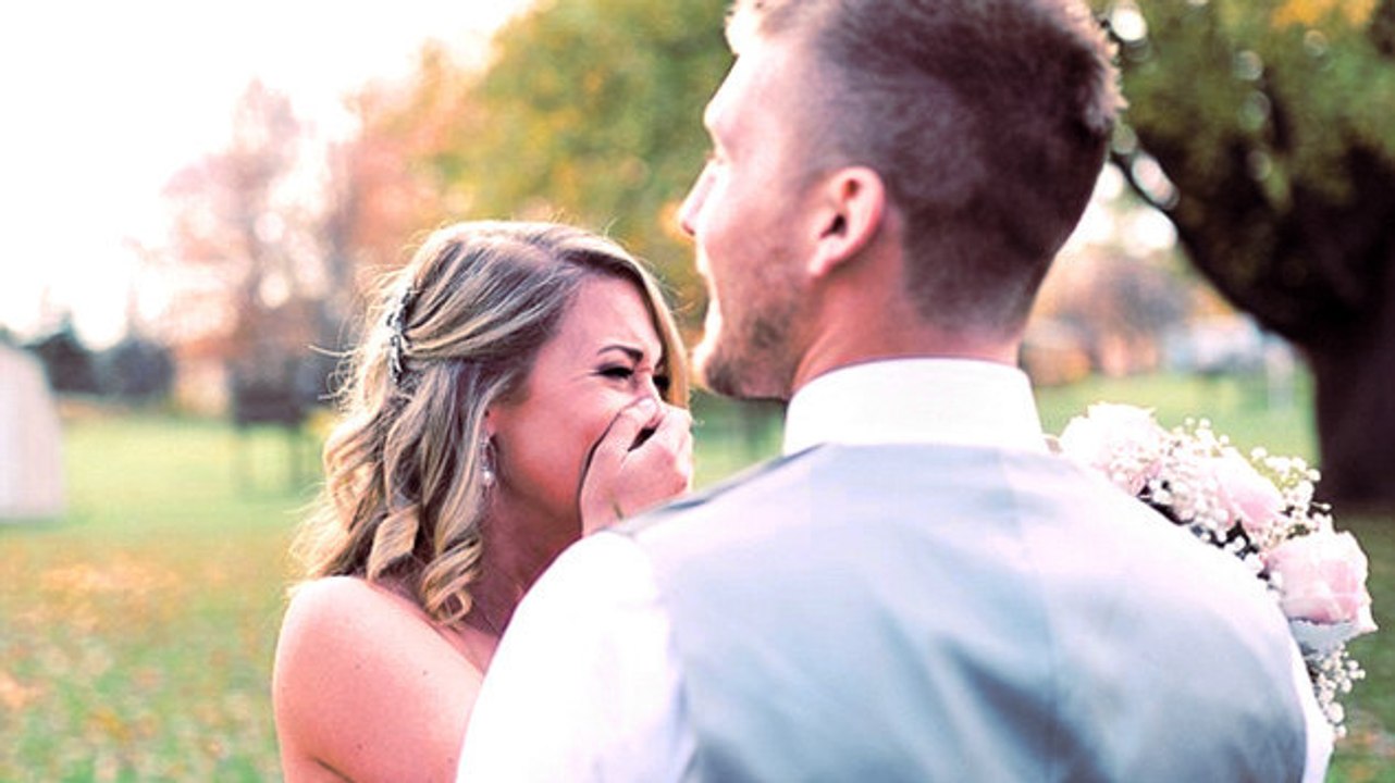 Ihr Fotograf lässt sie am Tag der Hochzeit im Stich, eine Unbekannte lässt den Tag der Zeremonie extra neu entstehen.