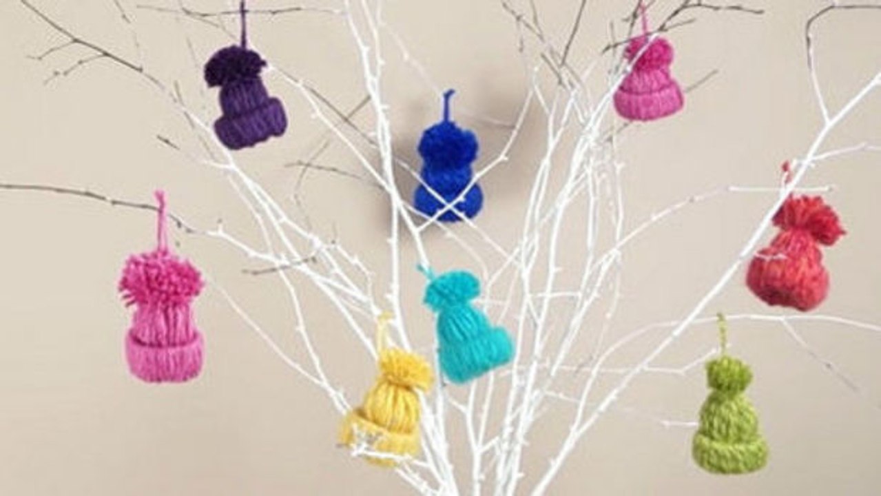 Sie möchten richtig schöne Deko-Mützchen für Ihren Weihnachtsbaum selber basteln. Einige Minuten genügen!