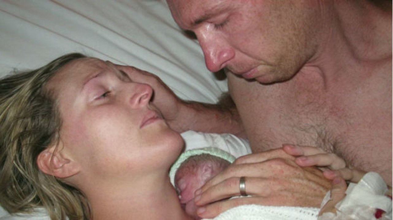 Diese Frau dachte, dass ihr Baby es nicht geschafft hätte. Jedoch hat sie es in den Arm genommen und was dann geschieht ist unglaublich.