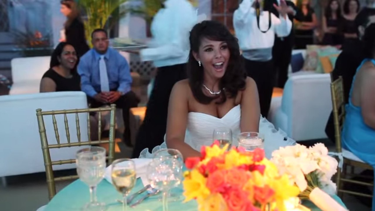 Die Überraschung war groß für die Braut, als sie alle dieses Lied für sie anstimmten!