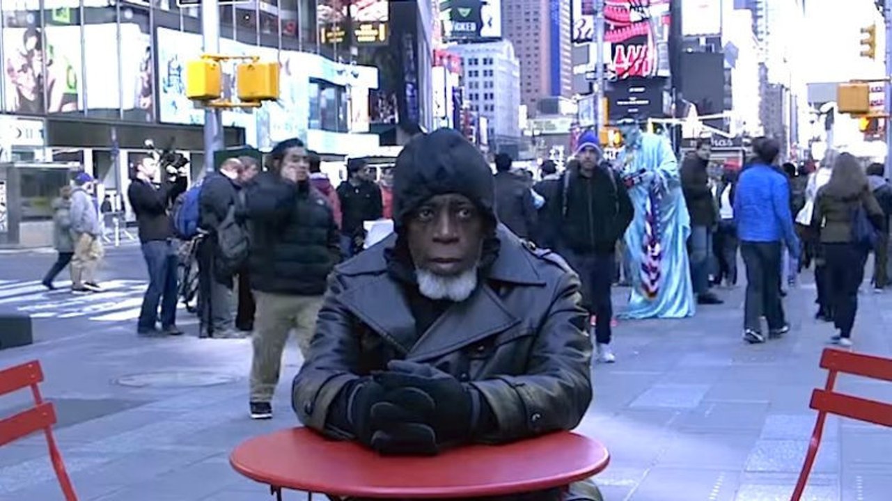 Nach 44 Jahren Haft entdeckt er die Welt und die Technologien von heute.