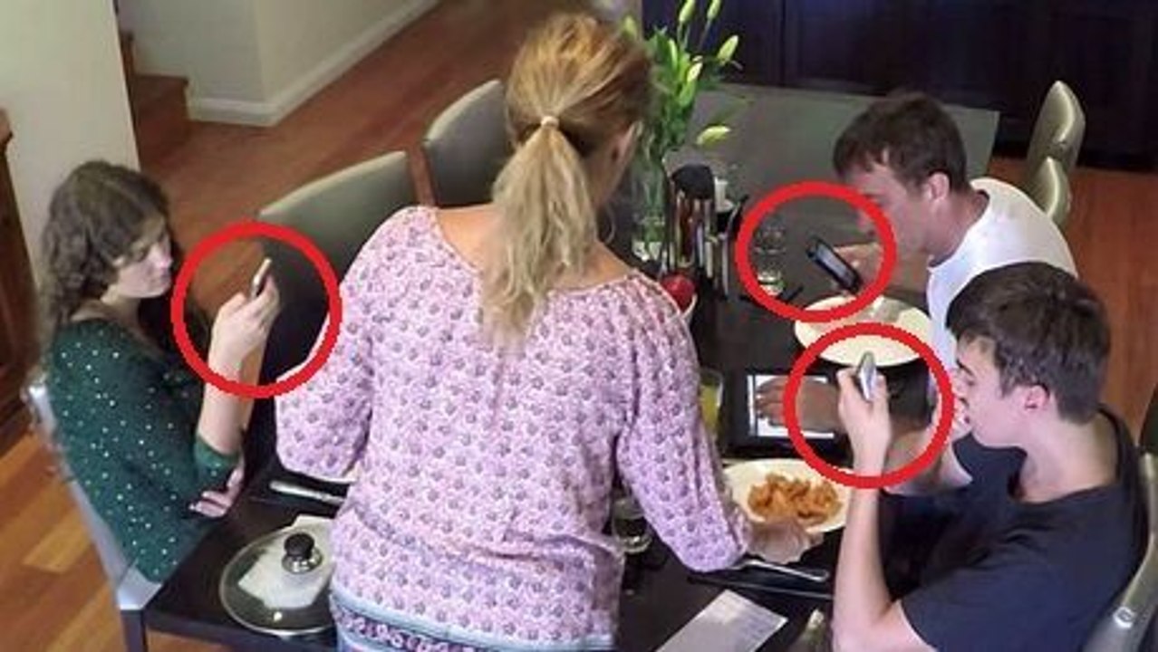 Eine Mutter hat eine Technik gefunden, jeden am Tisch zum Ausschalten des Handys zu zwingen.